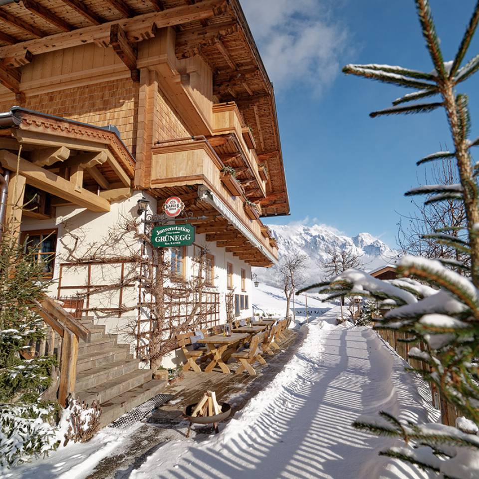 Stock up on vitamin D on the sun terrace: Our most beautiful outdoor space for connoisseurs - Grünegg Alm und Hochkönig Edelbrennerei